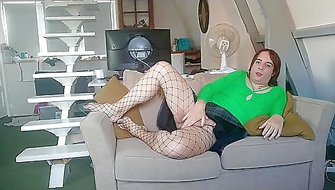 Red-haired hottie makes beautiful cutie solo video