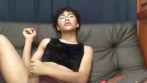 Amateur brunette shows her sexy face in a solo video