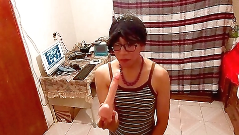 Latina with a natural body loves trying oral deep throats