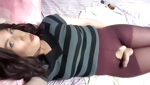 Amateur teen shemale fuck her pussy in a solo video